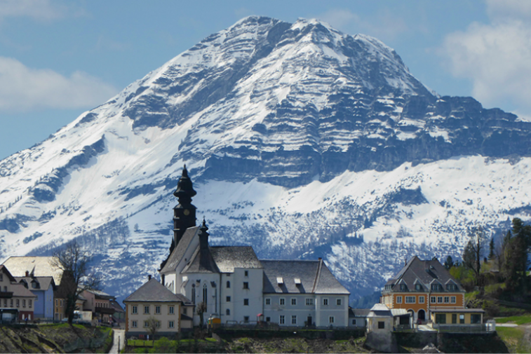 Annaberg mit Berg im Hintergrund