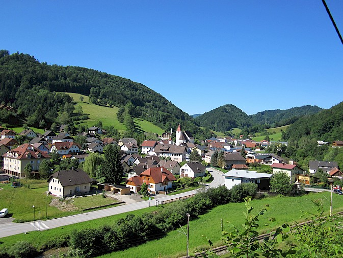 Blick auf das sonnige Ortszentrum Frankenfels