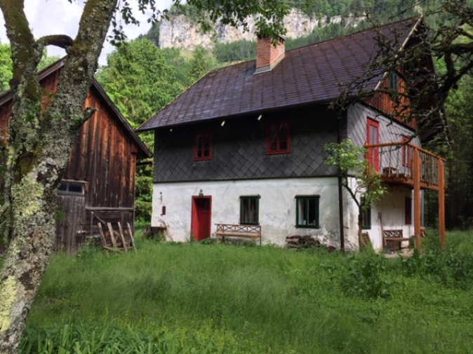 Verfallendes Bauernhaus in den Tormäuern