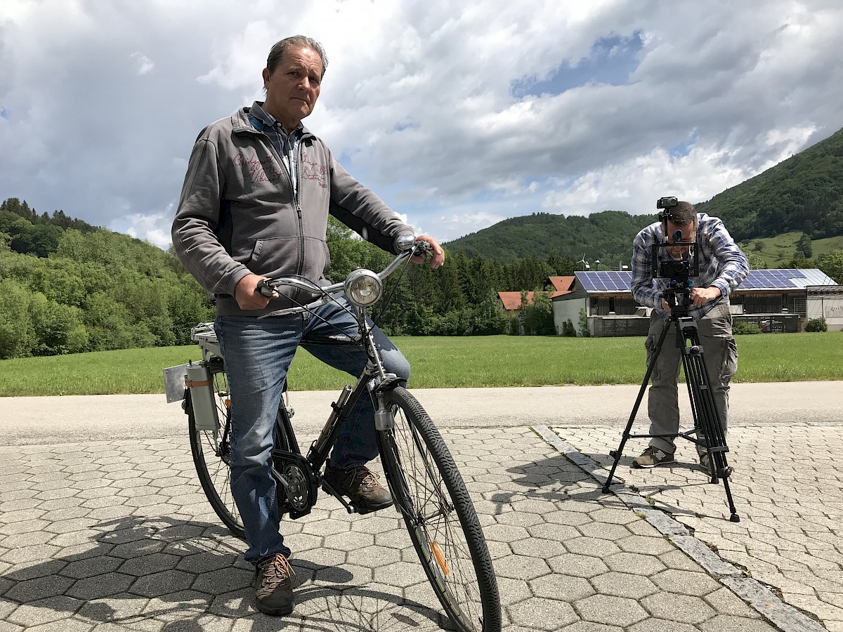 Dreharbeiten "Pielachtaler Pioniergeist Untertitel - Die Fuchs-Fahrradmotoren aus Rabenstein" mit Walter Schibich und seinem Fuchs -Motorfahrrad
