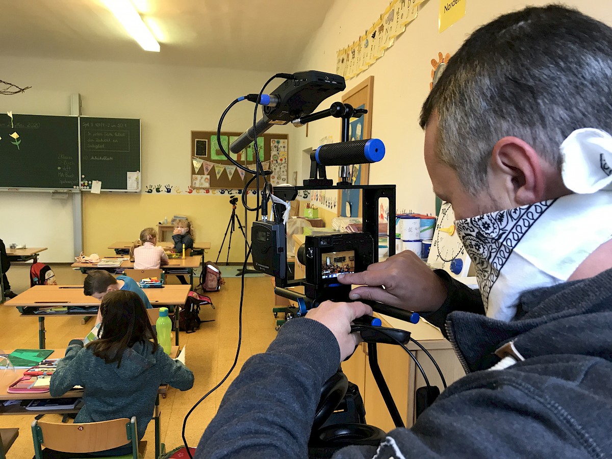 Dreharbeiten von Kameramann Georg Watschka in der Naturparkschule Annaberg