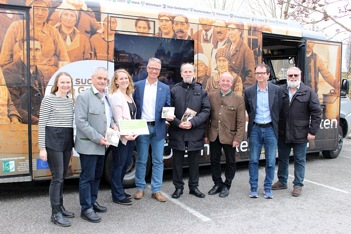 DI Petra Scholze-Simmel (GF LEADER-Region Mostvierel-Mitte), Ök.Rat Anton Gonaus (Obmann LEA-DER-Region Mostviertel-Mitte), Isabella Größbacher-Stadler BA (Projektmanagement LEADER-Region Mostviertel-Mitte), Bgm. Peter Kalteis (Projektgemeinde Weinburg), Dr. Bernhard Gamsjäger (wis-senschaftliche Begleitung „Die Filmchronisten“), Bgm. Heinz Putzenlechner (Projektgemeinde Frankenfels), Mag. Ernst Kieninger (Projektleiter und Ideengeber „Die Filmchronisten“), Andreas Buchin-ger (Gemeindechronist und Leiter Dorfmuseum Weinburg).