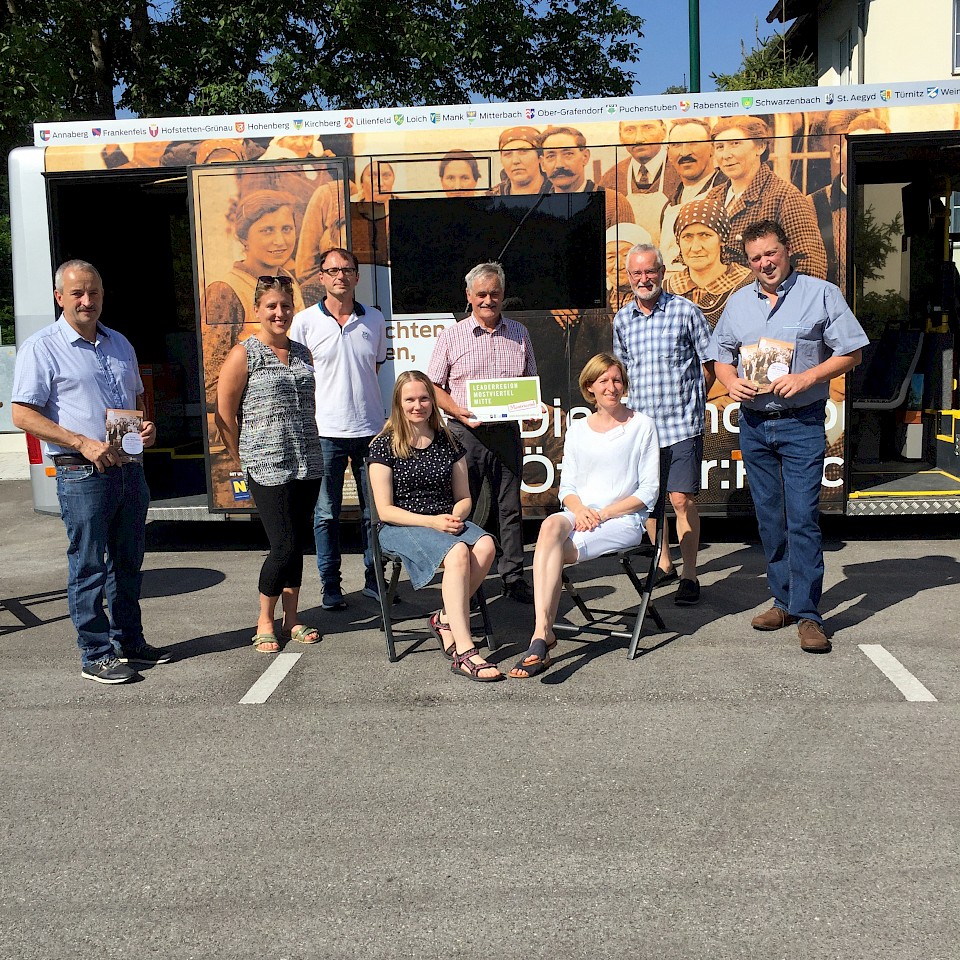 (v.l.n.r.) Bgm. Franz Singer, Bernadette Geiswinkler (LEADER-Region), Mag. Ernst Kieninger (Original TV), DI Petra Scholze-Simmel (LEADER-Region), Ök.Rat Anton Gonaus (Obmann LEADER-Region), Christina Sieder (LEADER-Region), Gerhard Hackner und Severin Zöchbauer