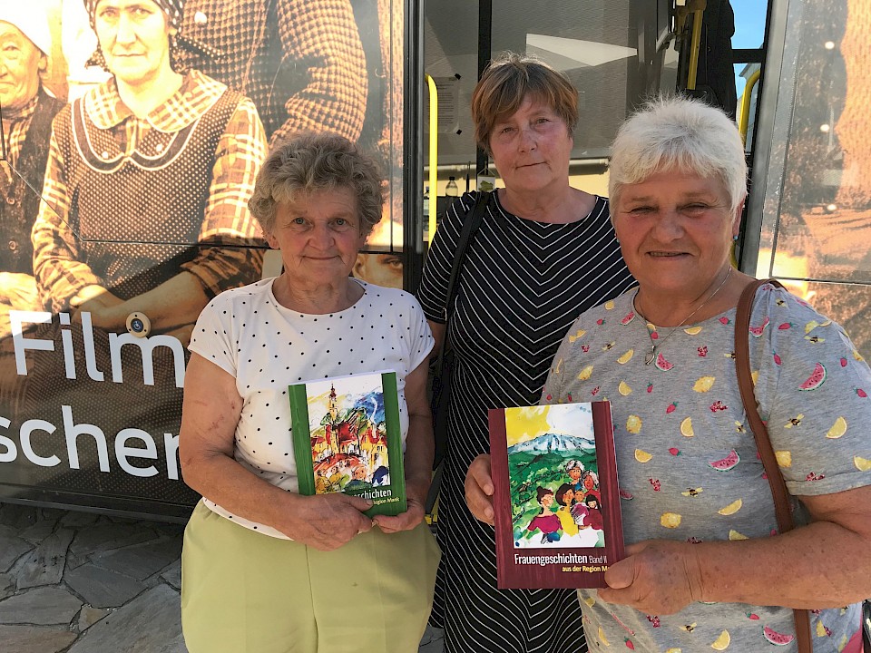 Christine Lechner (links), Irmgard Krutsch(mitte) und Helene Bubbnik(rechts) brachten 2 Bücher „Frauengeschichten aus der Region Mank“.